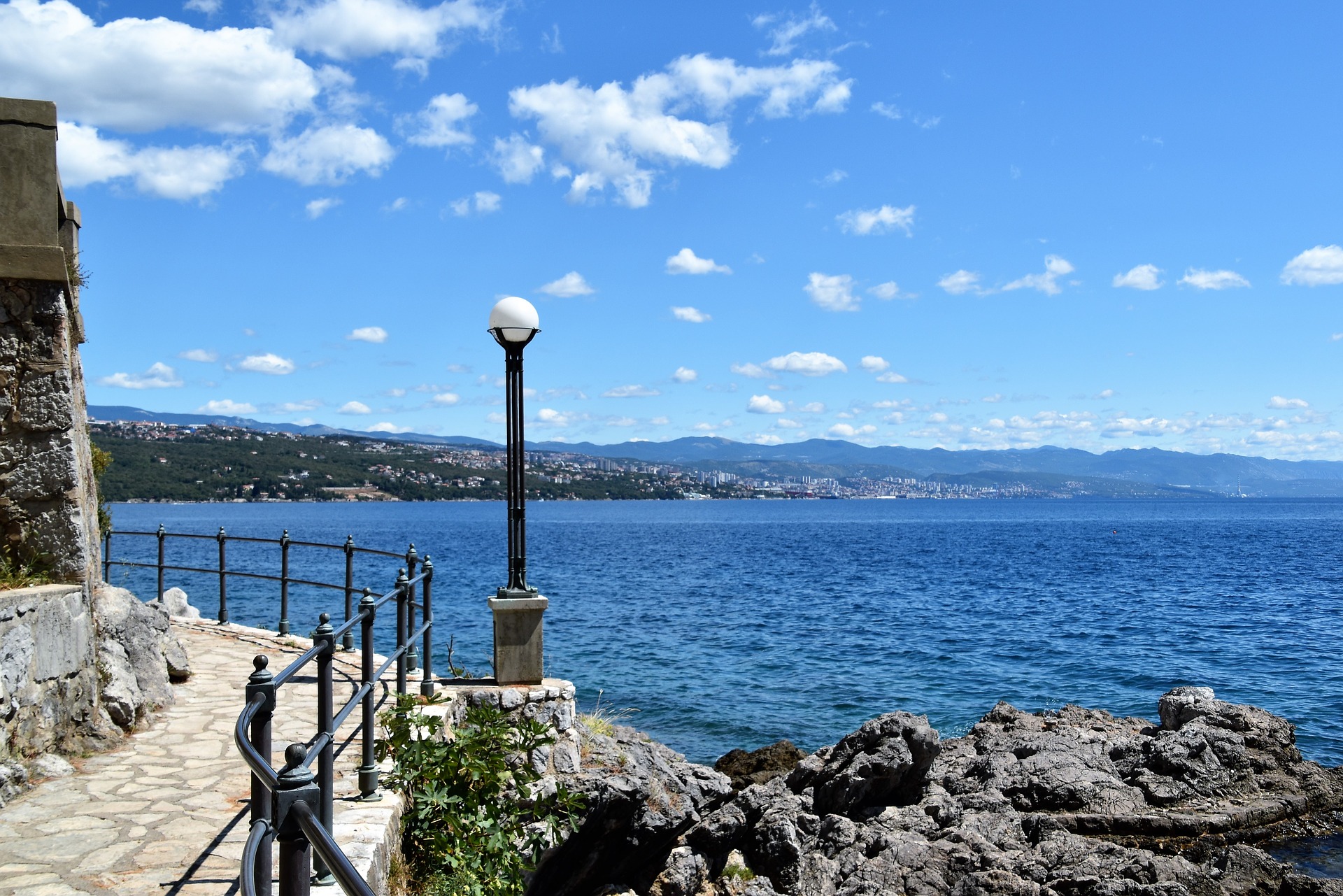lungomare-2718841_1920